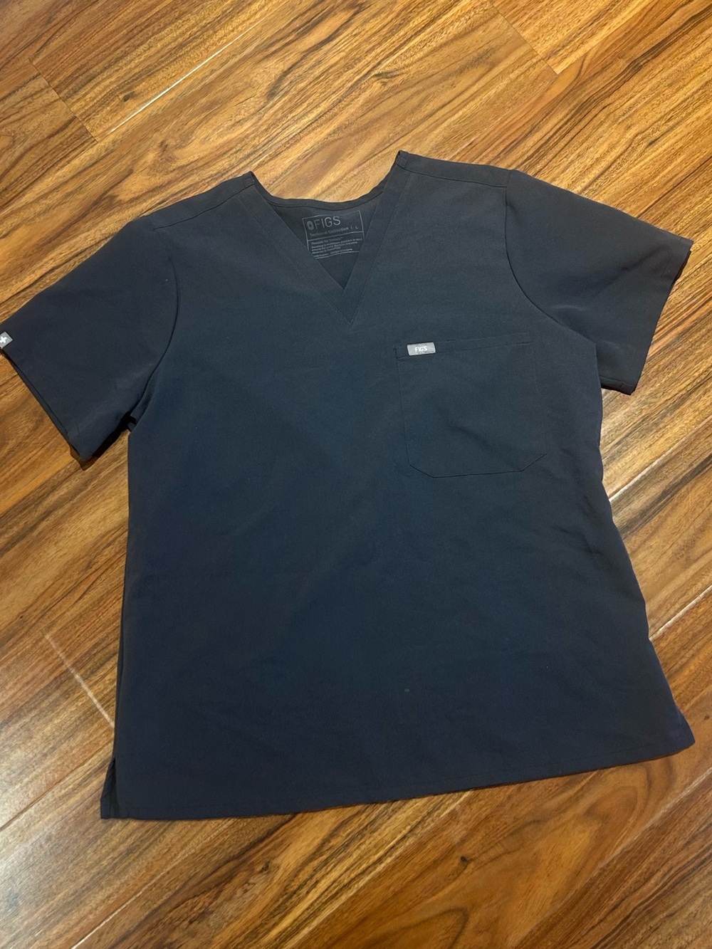 Figs charcoal grey scrub top Women’s size large